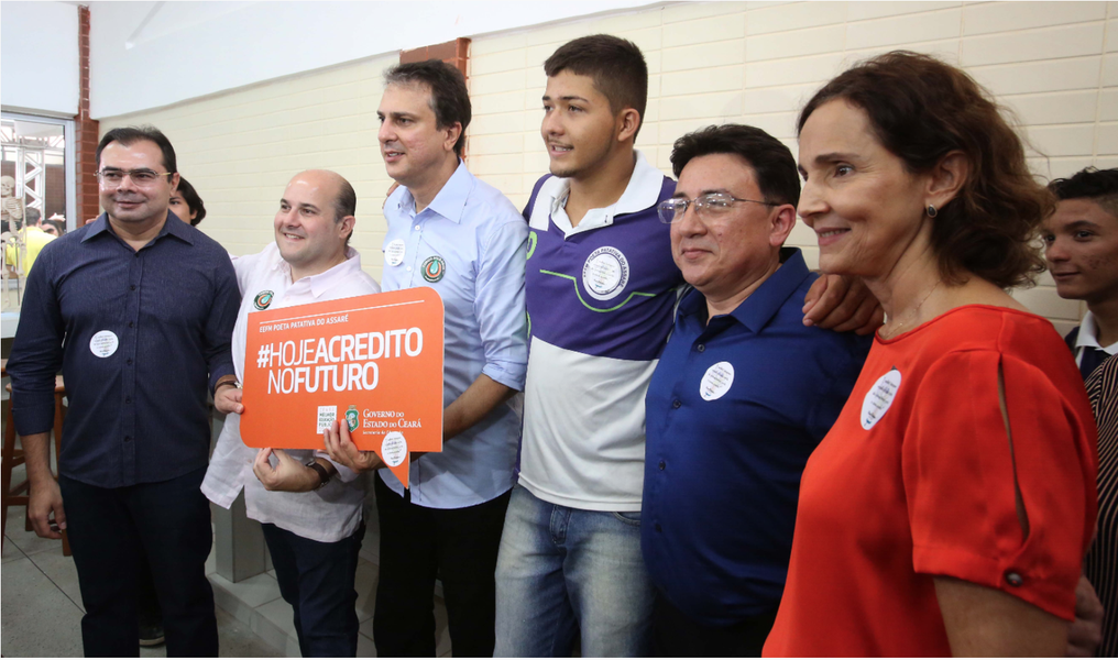 Inaugurada na manhã desta quinta (25) pelo governador Camilo Santana (PT) e o prefeito Roberto Cláudio (PDT), a nova sede da Escola de Ensino Fundamental e Médio Poeta Patativa do Assaré, no bairro Granja Lisboa (Grande Bom Jardim) teve investimentos de R$ 5 milhões, oriundos do Tesouro Estadual e do Governo Federal. A nova estrutura dispõe de 10 salas de aula, com capacidade de atendimento de até 450 alunos em cada turno, biblioteca, laboratórios de Línguas, Informática e de Ciências, ginásio poliesportivo e um anfiteatro (Foto: Rodrigo Rocha) Inaugurada na manhã desta quinta (25) pelo governador Camilo Santana (PT) e o prefeito Roberto Cláudio (PDT), a nova sede da Escola de Ensino Fundamental e Médio Poeta Patativa do Assaré, no bairro Granja Lisboa (Grande Bom Jardim) teve investimentos de R$ 5 milhões, oriundos do Tesouro Estadual e do Governo Federal. A nova estrutura dispõe de 10 salas de aula, com capacidade de atendimento de até 450 alunos em cada turno, biblioteca, laboratórios de Línguas, Informática e de Ciências, ginásio poliesportivo e um anfiteatro