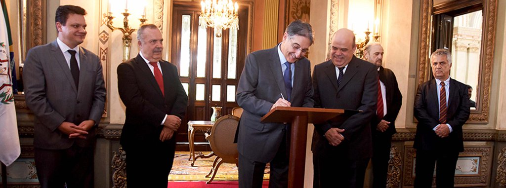 O governador Fernando Pimentel autorizou, em solenidade no Palácio da Liberdade, a Companhia de Habitação do Estado de Minas (Cohab Minas) a vender conjuntos habitacionais a serem construídos em sete municípios do estado; serão 614 unidades entre casas de 44,78 m² e apartamentos de 46,84 m², com investimentos de R$ 52 milhões (Foto: Leonardo Lucena) O governador Fernando Pimentel autorizou, em solenidade no Palácio da Liberdade, a Companhia de Habitação do Estado de Minas (Cohab Minas) a vender conjuntos habitacionais a serem construídos em sete municípios do estado; serão 614 unidades entre casas de 44,78 m² e apartamentos de 46,84 m², com investimentos de R$ 52 milhões
