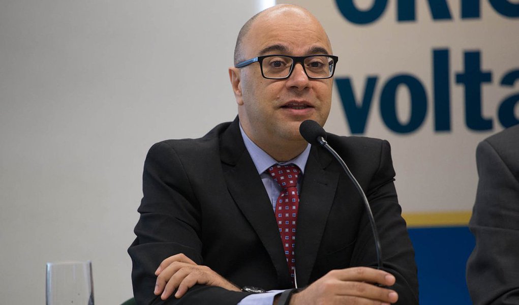 Para o cientista político e professor da UFRJ, a instabilidade do governo Michel Temer não é apenas uma crise política, ela representa o fim de um ciclo de quase 40 anos na democracia brasileira; para ele, "a eleição de 2018 será parecida com a de 1989", com "todo mundo" querendo "ser anti-Temer, assim como todo mundo era anti-Sarney"; "Espero que o Brasil que discute política no Whatsapp não peça passagem anulando o voto", opina (Foto: Charles Nisz) Para o cientista político e professor da UFRJ, a instabilidade do governo Michel Temer não é apenas uma crise política, ela representa o fim de um ciclo de quase 40 anos na democracia brasileira; para ele, "a eleição de 2018 será parecida com a de 1989", com "todo mundo" querendo "ser anti-Temer, assim como todo mundo era anti-Sarney"; "Espero que o Brasil que discute política no Whatsapp não peça passagem anulando o voto", opina