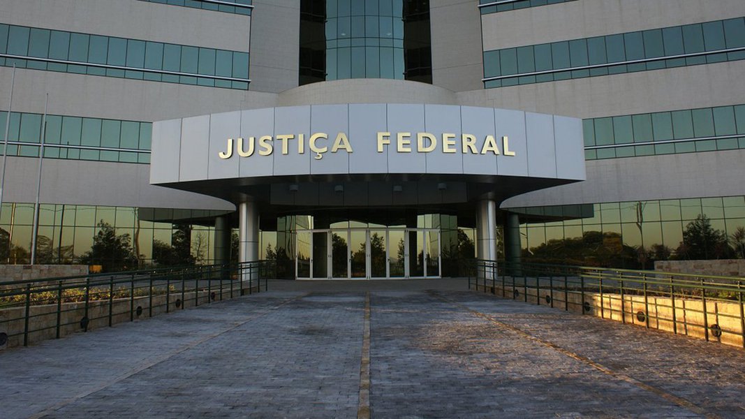 A 2ª Vara Federal Criminal de Niterói, na região metropolitana do Rio de Janeiro, condenou o empresário João Luís Fernandes de Almeida a 20 anos e 4 meses de prisão e multa; também foram condenados os empresários Jessé Pinheiro de Souza e Paulo Jorge de Almeida Oliveira a penas de 15 anos e 3 meses de reclusão e multa; os três foram receberam a sentença pelos crimes de sonegação fiscal, de contribuição previdenciária e de lavagem de dinheiro (Foto: Leonardo Lucena) A 2ª Vara Federal Criminal de Niterói, na região metropolitana do Rio de Janeiro, condenou o empresário João Luís Fernandes de Almeida a 20 anos e 4 meses de prisão e multa; também foram condenados os empresários Jessé Pinheiro de Souza e Paulo Jorge de Almeida Oliveira a penas de 15 anos e 3 meses de reclusão e multa; os três foram receberam a sentença pelos crimes de sonegação fiscal, de contribuição previdenciária e de lavagem de dinheiro