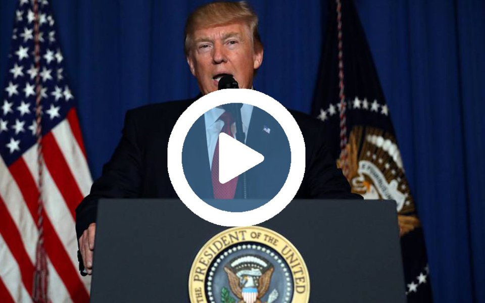 O presidente dos EUA, Donald Trump, afirmou que a ofensiva contra uma base aérea Síria é uma resposta ao uso de armas químicas pelo governo do presidente Bashar Al Assad; segundo o presidente, com o ataque químico, Assad “sufocou a vida de muitos homens, mulheres e crianças indefesas”; “Foi uma morte lenta e brutal para muitos”; Trump disse que o ataque foi feito contra a mesma base aérea de onde o governo de Bashar Al Assad lançou o ataque químico (Foto: Giuliana Miranda) O presidente dos EUA, Donald Trump, afirmou que a ofensiva contra uma base aérea Síria é uma resposta ao uso de armas químicas pelo governo do presidente Bashar Al Assad; segundo o presidente, com o ataque químico, Assad “sufocou a vida de muitos homens, mulheres e crianças indefesas”; “Foi uma morte lenta e brutal para muitos”; Trump disse que o ataque foi feito contra a mesma base aérea de onde o governo de Bashar Al Assad lançou o ataque químico