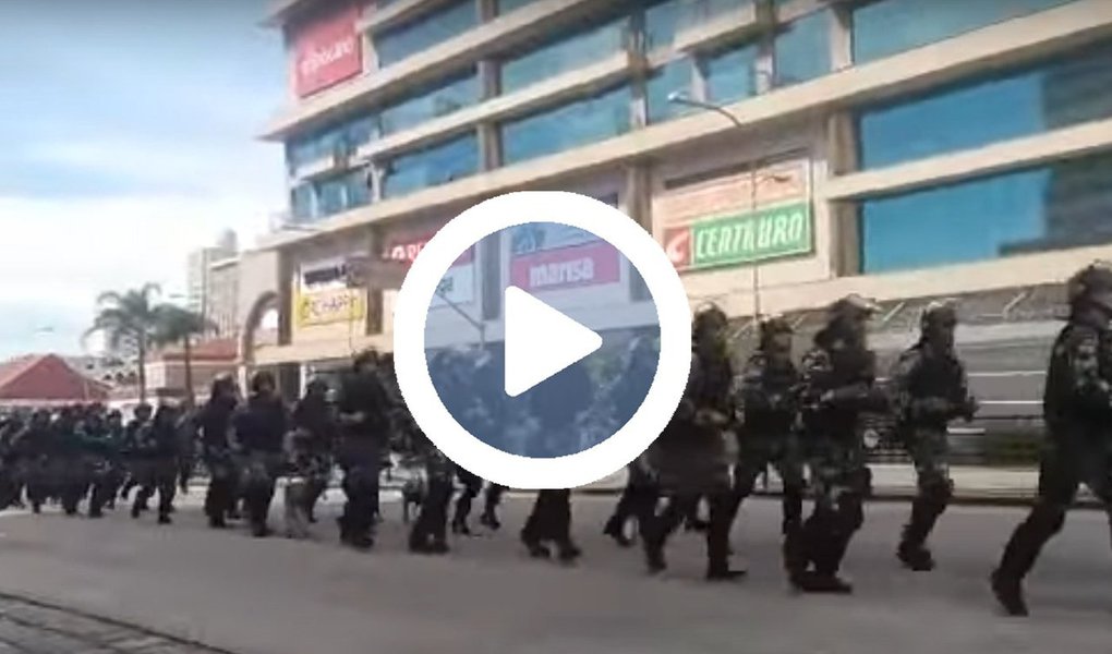 Página do Facebook divulga vídeo com "performance da polícia" no centro de Curitiba e a legenda: "As boas vindas ao pessoal do MST e da CUT!"; vídeo já tem mais de 600 mil visualizações; advogado Ramon Bentivenha denunciou à Secretaria de Segurança Pública, segundo ele: "Começaram a correr de forma intimidatória e justificaram treinamento"; assista (Foto: Aquiles Lins) Página do Facebook divulga vídeo com "performance da polícia" no centro de Curitiba e a legenda: "As boas vindas ao pessoal do MST e da CUT!"; vídeo já tem mais de 600 mil visualizações; advogado Ramon Bentivenha denunciou à Secretaria de Segurança Pública, segundo ele: "Começaram a correr de forma intimidatória e justificaram treinamento"; assista