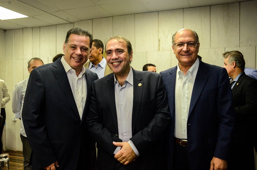Governador de São Paulo afirmou que o colega tucano faz um grande trabalho em Goiás, onde é governador pela quarta vez, e chamou Marconi Perillo de "meu professor"; os dois governadores foram homenageados pelo PHS em sessão especial na Assembleia Legislativa de São Paulo; neste domingo, Marconi e Alckmin voltam a se encontrar e uma das pautas é a eleição presidencial de 2018; paulista quer o goiano como presidente nacional do PSDB ainda este ano; ambos defendem as prévias para escolha do candidato tucano (Foto: José Barbacena) Governador de São Paulo afirmou que o colega tucano faz um grande trabalho em Goiás, onde é governador pela quarta vez, e chamou Marconi Perillo de "meu professor"; os dois governadores foram homenageados pelo PHS em sessão especial na Assembleia Legislativa de São Paulo; neste domingo, Marconi e Alckmin voltam a se encontrar e uma das pautas é a eleição presidencial de 2018; paulista quer o goiano como presidente nacional do PSDB ainda este ano; ambos defendem as prévias para escolha do candidato tucano