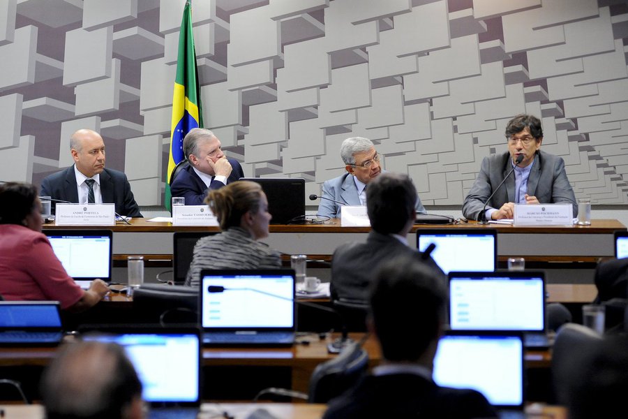 Durante audiência na Comissão de Assuntos Econômicos do Senado, o economista Marcio Pochmann disse que não há relação entre flexibilização e criação de empregos; "Essas propostas não alteram o principal problema do país, que é a recessão e o desemprego", afirmou; "A economia brasileira tem convivido com mudanças importantes, e o mercado de trabalho não tem sido uma restrição aos ajustes. O Brasil tem sido um dos poucos países em que as empresas não têm restrição do mercado de trabalho para se ajustar às oscilações da atividade econômica", observou Pochmann (Foto: Aquiles Lins) Durante audiência na Comissão de Assuntos Econômicos do Senado, o economista Marcio Pochmann disse que não há relação entre flexibilização e criação de empregos; "Essas propostas não alteram o principal problema do país, que é a recessão e o desemprego", afirmou; "A economia brasileira tem convivido com mudanças importantes, e o mercado de trabalho não tem sido uma restrição aos ajustes. O Brasil tem sido um dos poucos países em que as empresas não têm restrição do mercado de trabalho para se ajustar às oscilações da atividade econômica", observou Pochmann