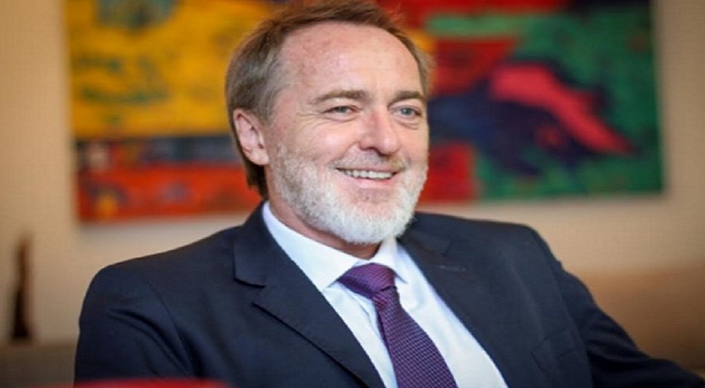 A Universidade Estadual de Goiás (UEG) vai abrir o curso de Medicina em Itumbiara; o anúncio, feito pelo prefeito do município, Zé Antônio, foi confirmado na segunda-feira (10) pelo reitor Haroldo Reimer; "Um horizonte mais positivo seria começar as atividades já em 2018", disse em entrevista ao jornal A Redação; O curso deve abrir 40 vagas por ano, 20 a cada período; "É uma alegria anunciar o segundo curso de Medicina público e gratuito em Goiás. Para a UEG, é uma honra chegar ao ponto de poder realizar formação médica", celebrou Haroldo (Foto: José Barbacena) A Universidade Estadual de Goiás (UEG) vai abrir o curso de Medicina em Itumbiara; o anúncio, feito pelo prefeito do município, Zé Antônio, foi confirmado na segunda-feira (10) pelo reitor Haroldo Reimer; "Um horizonte mais positivo seria começar as atividades já em 2018", disse em entrevista ao jornal A Redação; O curso deve abrir 40 vagas por ano, 20 a cada período; "É uma alegria anunciar o segundo curso de Medicina público e gratuito em Goiás. Para a UEG, é uma honra chegar ao ponto de poder realizar formação médica", celebrou Haroldo