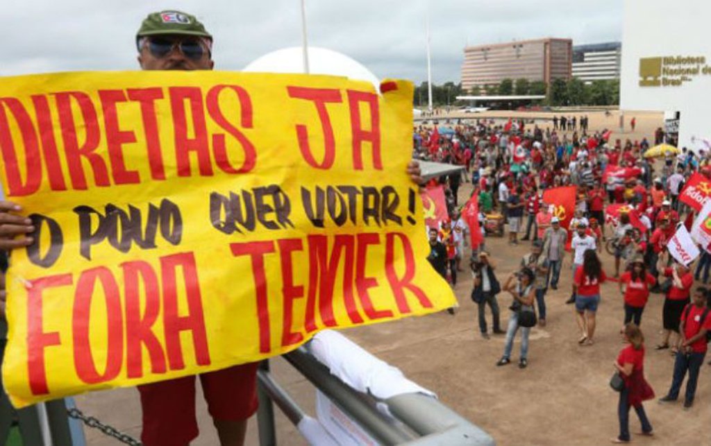 Centrais sindicais realizam um dia de grande mobilização nacional nesta quarta-feira (24); os trabalhadores do campo e da cidade vão ocupar Brasília para deixar claro que repudiam as reformas da Previdência e Trabalhista, por retirar direitos conquistados com muita luta ao longo da história; também irão defender ‘Fora,Temer’ e eleições diretas já; em Porto Alegre, com o mesmo teor, haverá um ato a partir das 17h30, na Esquina Democrática; “Vamos tomar as ruas contra as reformas do Temer, a fim de pressionar deputados e senadores, impedir o golpe dentro do golpe e garantir o direito do povo brasileiro escolher o novo presidente da República”, afirma o presidente da CUT-RS, Claudir Nespolo (Foto: Leonardo Lucena) Centrais sindicais realizam um dia de grande mobilização nacional nesta quarta-feira (24); os trabalhadores do campo e da cidade vão ocupar Brasília para deixar claro que repudiam as reformas da Previdência e Trabalhista, por retirar direitos conquistados com muita luta ao longo da história; também irão defender ‘Fora,Temer’ e eleições diretas já; em Porto Alegre, com o mesmo teor, haverá um ato a partir das 17h30, na Esquina Democrática; “Vamos tomar as ruas contra as reformas do Temer, a fim de pressionar deputados e senadores, impedir o golpe dentro do golpe e garantir o direito do povo brasileiro escolher o novo presidente da República”, afirma o presidente da CUT-RS, Claudir Nespolo
