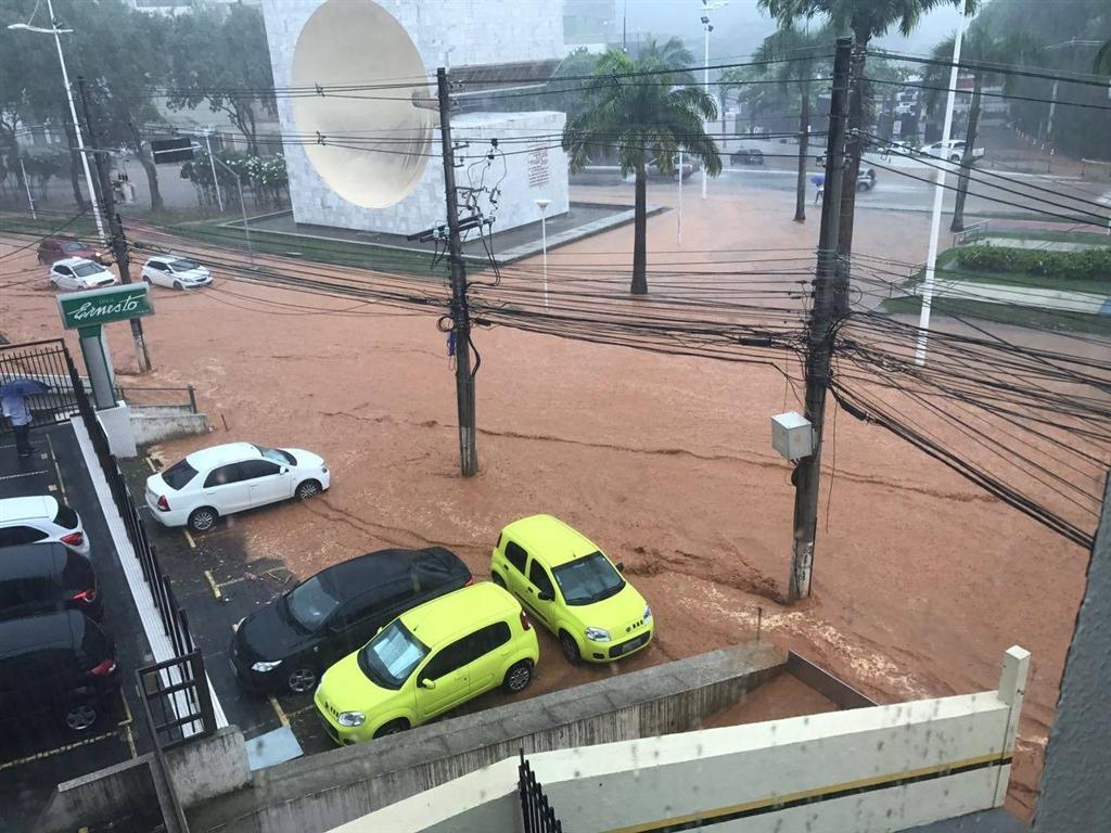 Somente nos quatro primeiros dias de abril, Salvador registrou mais de 10% do índice de chuva esperado para todo o mês; foram registrados 33 milímetros (mm) de precipitação, diante dos 309 mm esperados para abril; devido aos índices, a prefeitura declarou que vai intensificar a Operação Chuva, que começou no dia 1º e conta com agentes em prontidão, 24 horas por dia, para o atendimento de chamados; a Secretaria Municipal de Manutenção registrou 724 ocorrências de consequências da chuva na cidade: foram 470 pedidos de poda de árvores, 151 casos de alagamento e 79 de rompimento do sistema de drenagem, entre outras (Foto: Romulo Faro) Somente nos quatro primeiros dias de abril, Salvador registrou mais de 10% do índice de chuva esperado para todo o mês; foram registrados 33 milímetros (mm) de precipitação, diante dos 309 mm esperados para abril; devido aos índices, a prefeitura declarou que vai intensificar a Operação Chuva, que começou no dia 1º e conta com agentes em prontidão, 24 horas por dia, para o atendimento de chamados; a Secretaria Municipal de Manutenção registrou 724 ocorrências de consequências da chuva na cidade: foram 470 pedidos de poda de árvores, 151 casos de alagamento e 79 de rompimento do sistema de drenagem, entre outras