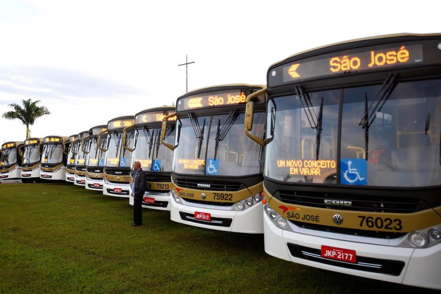 Rodoviários de quatro das seis empresas de ônibus que circulam no Distrito Federal estão paralisados em consequência do atraso no pagamento; a categoria já havia interrompido os serviços no sábado (20) para cobrar o adiantamento de 40% do salário que, de acordo com o Sindicato dos Rodoviários, deveria ter sido pago naquele dia; "Nenhum ônibus vai rodar até que seja efetuado o pagamento", informou o sindicato; as viações dizem que a dívida do GDF alcança R$ 200 milhões, o que implica na dificuldade para honrar a folha salarial (Foto: Leonardo Lucena) Rodoviários de quatro das seis empresas de ônibus que circulam no Distrito Federal estão paralisados em consequência do atraso no pagamento; a categoria já havia interrompido os serviços no sábado (20) para cobrar o adiantamento de 40% do salário que, de acordo com o Sindicato dos Rodoviários, deveria ter sido pago naquele dia; "Nenhum ônibus vai rodar até que seja efetuado o pagamento", informou o sindicato; as viações dizem que a dívida do GDF alcança R$ 200 milhões, o que implica na dificuldade para honrar a folha salarial