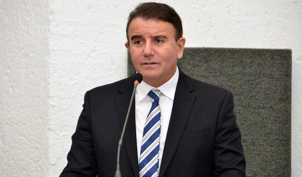 Nos documentos entregues por executivos da Odebrecht com planilhas e extratos a investigadores da Lava Jato, aparece o nome do deputado estadual do Tocantins, Eduardo Siqueira Campos (PTB); ele é citado com o codinome “Acelerado” e teria recebido, em 2011 e 2012, US$ 24,750 milhões; através das redes sociais, o deputado classificou a sua citação como “erro gravíssimo e sem nenhum nexo” e que irá buscar retratação (Foto: Voney Malta) Nos documentos entregues por executivos da Odebrecht com planilhas e extratos a investigadores da Lava Jato, aparece o nome do deputado estadual do Tocantins, Eduardo Siqueira Campos (PTB); ele é citado com o codinome “Acelerado” e teria recebido, em 2011 e 2012, US$ 24,750 milhões; através das redes sociais, o deputado classificou a sua citação como “erro gravíssimo e sem nenhum nexo” e que irá buscar retratação