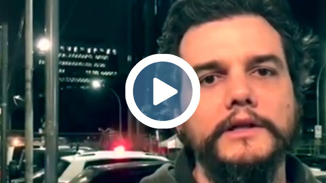 Ator Wagner Moura disse nesta quinta-feira, 18, que o País precisa lutra pela realização de eleições diretas imediatamente, depois das revelações da JBS que implodiram o governo de Michel Temer; "Não se trata mais de Fora Temer. Agotra é Diretas Já. É o momento da gente escolher. A concretização do golpe seria a gente ter um presidente escolhido por este Congresso que está aí", diz Moura; "Agora mais do nunca é hora de ir para a rua exigir Diretas Já", afirmou; assista (Foto: Aquiles Lins) Ator Wagner Moura disse nesta quinta-feira, 18, que o País precisa lutra pela realização de eleições diretas imediatamente, depois das revelações da JBS que implodiram o governo de Michel Temer; "Não se trata mais de Fora Temer. Agotra é Diretas Já. É o momento da gente escolher. A concretização do golpe seria a gente ter um presidente escolhido por este Congresso que está aí", diz Moura; "Agora mais do nunca é hora de ir para a rua exigir Diretas Já", afirmou; assista