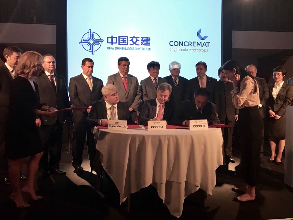 A empresa China Communications Construction Company (CCCC) assinou acordo de investimento para construção de um Terminal de Uso Privado (TUP), em São Luís, com a WPR, braço do Grupo WTorre; o termo de compromisso assinado entre as duas empresas prevê a construção de um projeto orçado em aproximadamente R$ 1,7 bilhão; a estimativa é que o TUP leve três anos para ficar pronto; as obras devem começar no segundo semestre; entre as cargas que serão movimentadas estão a produção agrícola do Meio-Oeste do país [fertilizantes, granéis líquidos, carga geral (sobretudo celulose) e, futuramente, contêineres (Foto: Leonardo Lucena) A empresa China Communications Construction Company (CCCC) assinou acordo de investimento para construção de um Terminal de Uso Privado (TUP), em São Luís, com a WPR, braço do Grupo WTorre; o termo de compromisso assinado entre as duas empresas prevê a construção de um projeto orçado em aproximadamente R$ 1,7 bilhão; a estimativa é que o TUP leve três anos para ficar pronto; as obras devem começar no segundo semestre; entre as cargas que serão movimentadas estão a produção agrícola do Meio-Oeste do país [fertilizantes, granéis líquidos, carga geral (sobretudo celulose) e, futuramente, contêineres