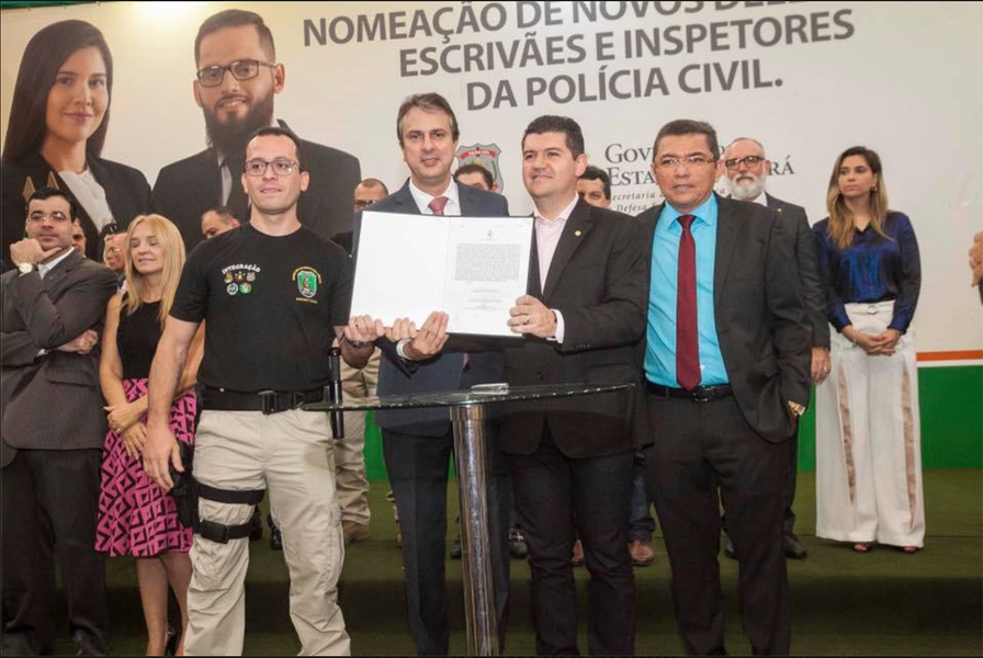 A assinatura do ato de posse oficializou o ingresso de 19 delegados, 59 escrivães e 62 inspetores no Estado. Em evento realizado nesta segunda (10), o governador Camilo Santana (PT) anunciou ainda que enviará mensagem à Assembleia Legislativa para que o salário de toda a Polícia Civil se iguale à média hoje aplicada no Nordeste (Foto: Rodrigo Rocha) A assinatura do ato de posse oficializou o ingresso de 19 delegados, 59 escrivães e 62 inspetores no Estado. Em evento realizado nesta segunda (10), o governador Camilo Santana (PT) anunciou ainda que enviará mensagem à Assembleia Legislativa para que o salário de toda a Polícia Civil se iguale à média hoje aplicada no Nordeste