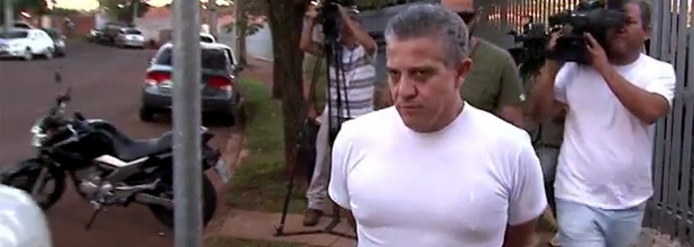 Justiça de Londrina, no norte do Paraná, revogou a prisão preventiva de Luiz Antônio de Souza e determinou o cumprimento de prisão domiciliar; condenado a 49 anos de prisão, o ex-auditor da Receita Estadual deve continuar em casa à noite, entre 22h e 6h, e aos domingos, conforme o despacho; ele será monitorado por tornozeleira eletrônica; Souza é o principal delator da Operação Publicano, que investiga um esquema de corrupção na Receita Estadual e revelou que, parte do dinheiro oriundo da corrupção, beneficiou a campanha do governador Beto Richa (PSDB), em 2014 (Foto: Leonardo Lucena) Justiça de Londrina, no norte do Paraná, revogou a prisão preventiva de Luiz Antônio de Souza e determinou o cumprimento de prisão domiciliar; condenado a 49 anos de prisão, o ex-auditor da Receita Estadual deve continuar em casa à noite, entre 22h e 6h, e aos domingos, conforme o despacho; ele será monitorado por tornozeleira eletrônica; Souza é o principal delator da Operação Publicano, que investiga um esquema de corrupção na Receita Estadual e revelou que, parte do dinheiro oriundo da corrupção, beneficiou a campanha do governador Beto Richa (PSDB), em 2014