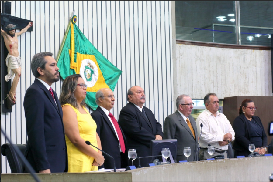 A reforma da Previdência proposta pelo governo Michel Temer (PMDB) foi alvo de críticas em debate realizado nesta sexta (7), na Assembleia Legislativa. Para o senador José Pimentel (PT), que esteve presente, o mais grave é a extensão do dano que causará aos trabalhadores do setor público e privado, quando o governo impõe como critério principal para a aposentadoria a idade conjugada com 25 anos de contribuição, no mínimo. “Ao fazer isso, o Governo estimula uma corrida dos brasileiros aos planos de previdência privada, comercializados pelo sistema financeiro”, avaliou (Foto: Rodrigo Rocha) A reforma da Previdência proposta pelo governo Michel Temer (PMDB) foi alvo de críticas em debate realizado nesta sexta (7), na Assembleia Legislativa. Para o senador José Pimentel (PT), que esteve presente, o mais grave é a extensão do dano que causará aos trabalhadores do setor público e privado, quando o governo impõe como critério principal para a aposentadoria a idade conjugada com 25 anos de contribuição, no mínimo. “Ao fazer isso, o Governo estimula uma corrida dos brasileiros aos planos de previdência privada, comercializados pelo sistema financeiro”, avaliou