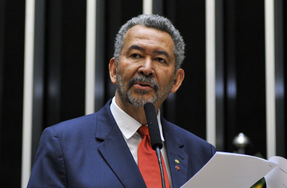 O presidente da Comissão de Direitos Humanos e Minorias da Câmara dos Deputados (CDHM), deputado Paulão (PT-AL), designou os deputados mineiros Padre João e Adelmo Carneiro Leão para acompanharem o caso e realizarem as averiguações iniciais; neste domingo (9) quatro jagunços atiraram contra 300 trabalhadores sem-terra desarmados na sede da fazenda Norte América, no município de Capitão Eneias, em Minas Gerais; para o parlamentar, a repressão e a criminalização dos movimentos sociais no País tem sido estimulada por setores do do governo Michel Temer (Foto: Voney Malta) O presidente da Comissão de Direitos Humanos e Minorias da Câmara dos Deputados (CDHM), deputado Paulão (PT-AL), designou os deputados mineiros Padre João e Adelmo Carneiro Leão para acompanharem o caso e realizarem as averiguações iniciais; neste domingo (9) quatro jagunços atiraram contra 300 trabalhadores sem-terra desarmados na sede da fazenda Norte América, no município de Capitão Eneias, em Minas Gerais; para o parlamentar, a repressão e a criminalização dos movimentos sociais no País tem sido estimulada por setores do do governo Michel Temer