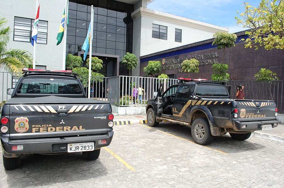 Policiais federais de Alagoas promovem um ato público, nesta quarta-feira (5), e vão entrar em estado de greve, atendendo decisão do Conselho de Representantes da Federação Nacional dos Policiais Federais (FENAPEF); insatisfação é motivada pela proposta de Reforma da Previdência do governo Temer, que acaba com a aposentadoria policial e a Previdência Pública (Foto: Voney Malta) Policiais federais de Alagoas promovem um ato público, nesta quarta-feira (5), e vão entrar em estado de greve, atendendo decisão do Conselho de Representantes da Federação Nacional dos Policiais Federais (FENAPEF); insatisfação é motivada pela proposta de Reforma da Previdência do governo Temer, que acaba com a aposentadoria policial e a Previdência Pública