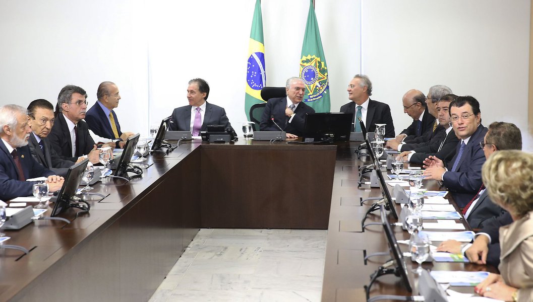 No depoimento que prestou ao Ministério Público Federal, o diretor da JBS Ricardo Saud contou que a empresa fez um repasse de R$ 43 milhões a caciques do PMDB no Senado para abafar uma rebelião contra a candidatura de Michel Temer a vice-presidente em 2014; segundo o delator, o dinheiro teria sido tirado de um montante de R$ 300 milhões destinados inicialmente para o PT e sido entregue aos senadores Renan Calheiros (AL), Eduardo Braga (AM), Jader Barbalho (PA), Eunício de Oliveira (CE) e Valdir Raupp (RO); Temer, segundo Saud, teria ficado indignado com a trataitva
(Foto: Aquiles Lins) No depoimento que prestou ao Ministério Público Federal, o diretor da JBS Ricardo Saud contou que a empresa fez um repasse de R$ 43 milhões a caciques do PMDB no Senado para abafar uma rebelião contra a candidatura de Michel Temer a vice-presidente em 2014; segundo o delator, o dinheiro teria sido tirado de um montante de R$ 300 milhões destinados inicialmente para o PT e sido entregue aos senadores Renan Calheiros (AL), Eduardo Braga (AM), Jader Barbalho (PA), Eunício de Oliveira (CE) e Valdir Raupp (RO); Temer, segundo Saud, teria ficado indignado com a trataitva