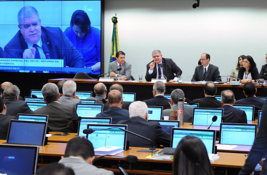 Comissão da Reforma da Previdência encerrou nesta terça-feira, 9, a votação dos destaques ao texto principal da proposta; texto agora segue para o plenário da Casa, onde precisa de 308 votos favoráveis em duas votações para seguir para o Senado; Comissão rejeitou, por 21 votos a 14, o destaque do Psol para emenda que condiciona a vigência da reforma à realização de um referendo popular (Foto: Aquiles Lins) Comissão da Reforma da Previdência encerrou nesta terça-feira, 9, a votação dos destaques ao texto principal da proposta; texto agora segue para o plenário da Casa, onde precisa de 308 votos favoráveis em duas votações para seguir para o Senado; Comissão rejeitou, por 21 votos a 14, o destaque do Psol para emenda que condiciona a vigência da reforma à realização de um referendo popular