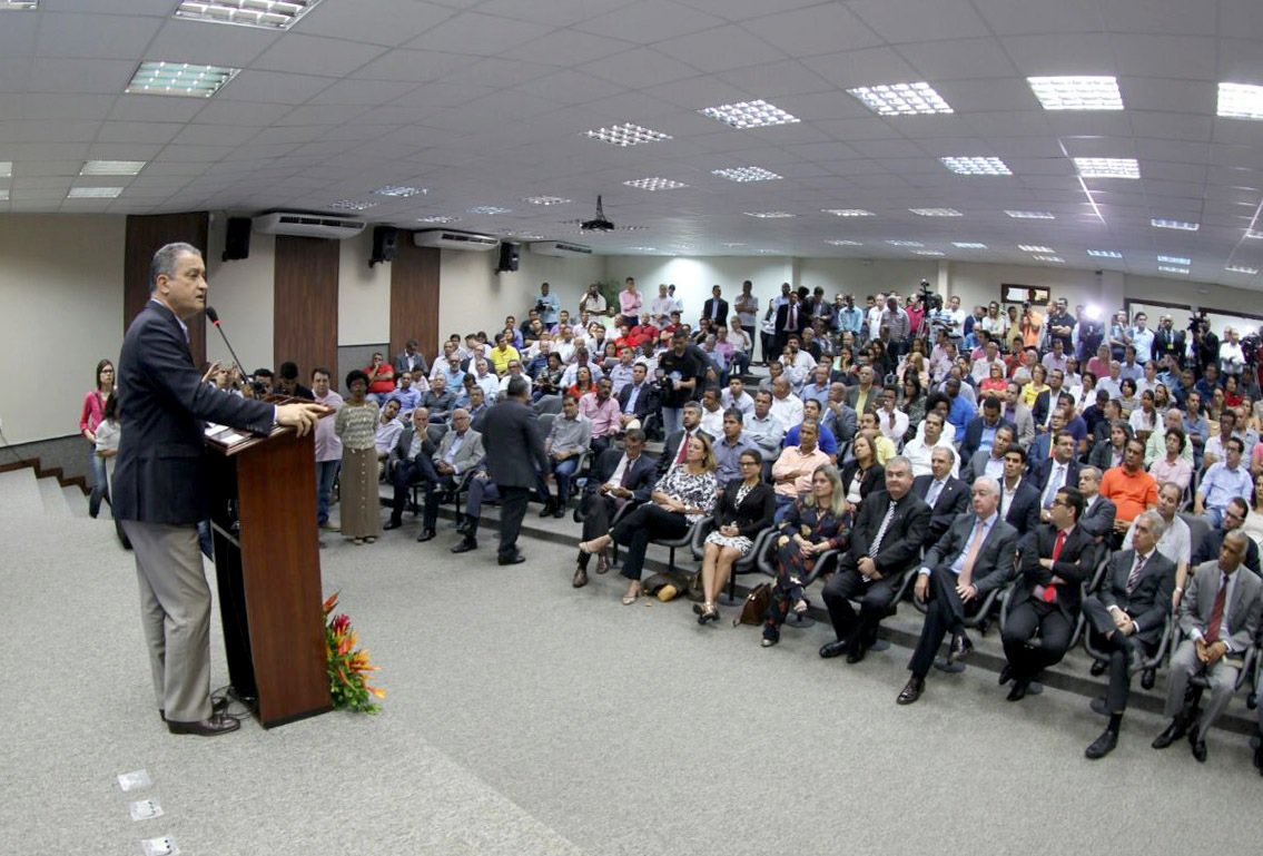 "A Bahia não ficará de joelhos e não se deixará asfixiar pela crise. Nós continuaremos de pé e sendo admirados no país inteiro", disse nesta quarta-feira o governador Rui Costa, em discurso na cerimônia de formalização de parceria com 126 municípios baianos para recuperação de 3 mil quilômetros de rodovias; Rui propôs uma reunião com todos os governadores do País para discutir uma solução contra a crise; "Quem ama o Brasil, quem de fato está na política por amor às pessoas, não pode ter apego ao cargo. Se a eleição for antecipada, eu topo abreviar o meu mandato porque acima dos meus interesses políticos estão os interesses do povo baiano e brasileiro" (Foto: Romulo Faro) "A Bahia não ficará de joelhos e não se deixará asfixiar pela crise. Nós continuaremos de pé e sendo admirados no país inteiro", disse nesta quarta-feira o governador Rui Costa, em discurso na cerimônia de formalização de parceria com 126 municípios baianos para recuperação de 3 mil quilômetros de rodovias; Rui propôs uma reunião com todos os governadores do País para discutir uma solução contra a crise; "Quem ama o Brasil, quem de fato está na política por amor às pessoas, não pode ter apego ao cargo. Se a eleição for antecipada, eu topo abreviar o meu mandato porque acima dos meus interesses políticos estão os interesses do povo baiano e brasileiro"