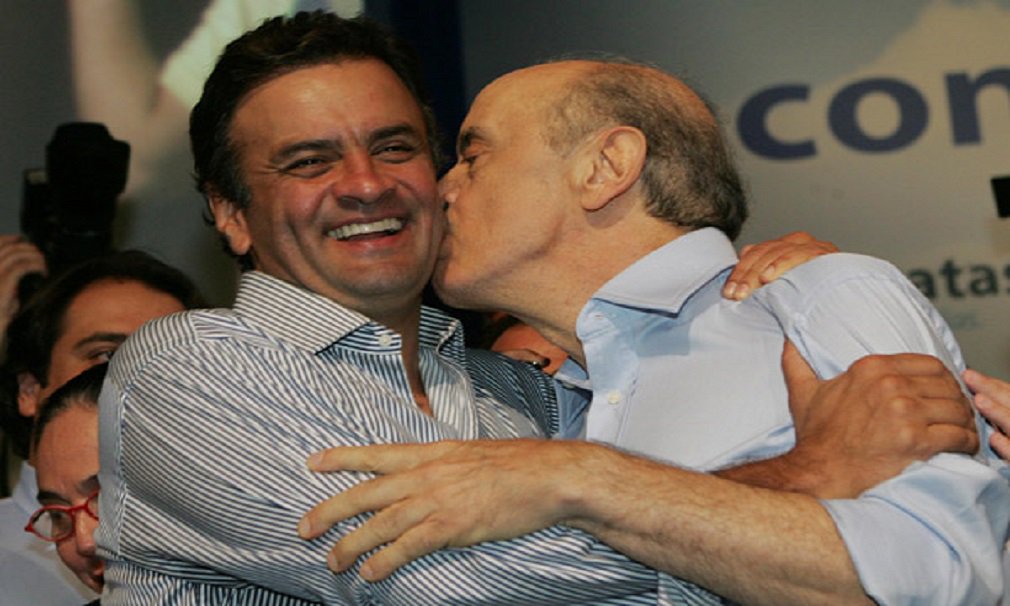 No Diário do Centro do Mundo, o jornalista Kiko Nogueira comenta a péssima fase dos dos tucanos Aécio Neves e José Serra; atingidos por delações na Operação Lava Jato, Serra e Aécio agora se veem juntos no fundo do poço e estampando capas de sites e revistas; "Serra e Aécio sabem que estão liquidados. Uma coisa era sonhar com o Planalto em 2018. Outra é acordar com o menino Doria na cama, querendo mamar" (Foto: José Barbacena) No Diário do Centro do Mundo, o jornalista Kiko Nogueira comenta a péssima fase dos dos tucanos Aécio Neves e José Serra; atingidos por delações na Operação Lava Jato, Serra e Aécio agora se veem juntos no fundo do poço e estampando capas de sites e revistas; "Serra e Aécio sabem que estão liquidados. Uma coisa era sonhar com o Planalto em 2018. Outra é acordar com o menino Doria na cama, querendo mamar"