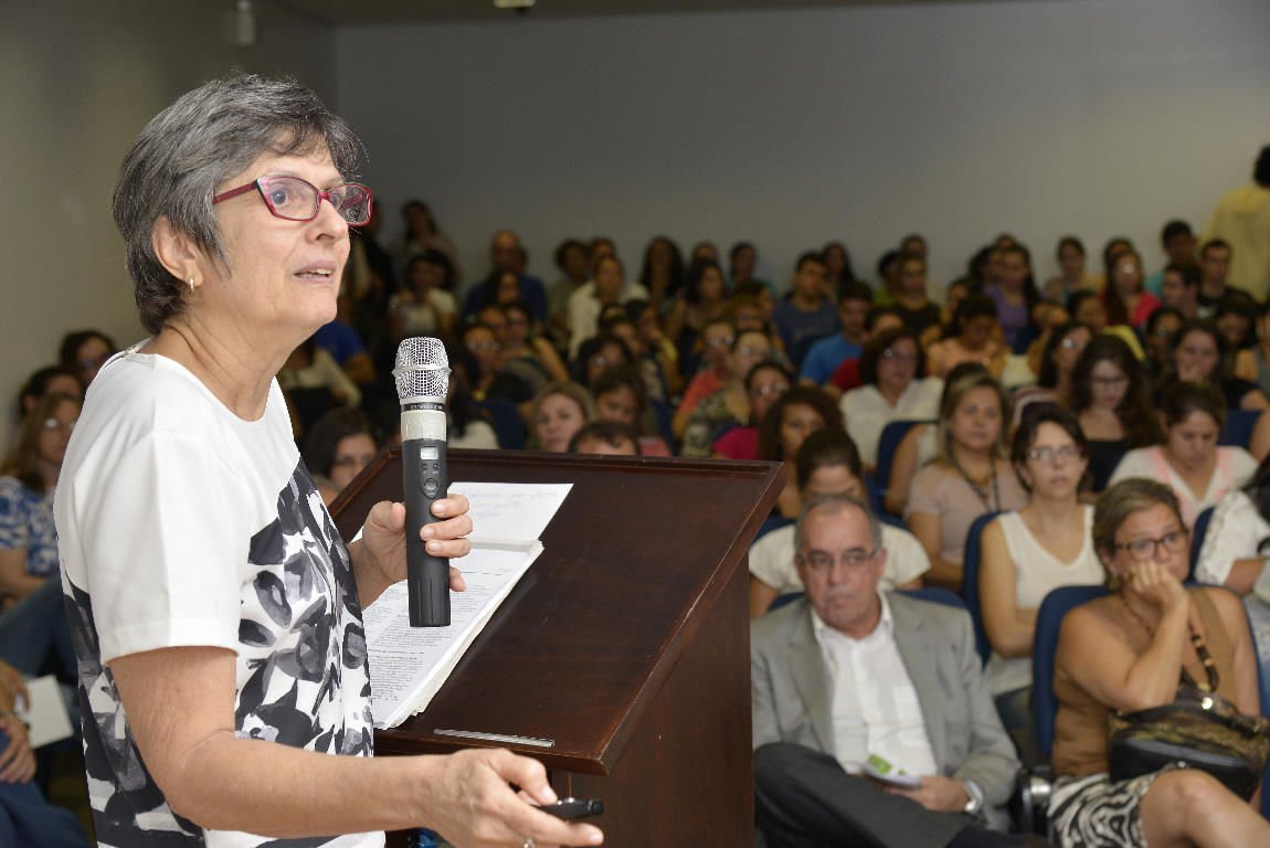 Líder de pesquisas que comprovaram a relação entre o Zika Vírus e a microcefalia, a médica goiana Celina Turchi está na lista das 100 pessoas mais influentes do mundo, segundo a revista americana 'Time'; a seleção, que foi divulgada nesta quinta-feira (20), traz outro brasileiro: o atacante Neymar; além do jogador e da pesquisadora goiana, únicos brasileiros na relação, nomes como Donald Trump e papa Francisco também aparecem (Foto: José Barbacena) Líder de pesquisas que comprovaram a relação entre o Zika Vírus e a microcefalia, a médica goiana Celina Turchi está na lista das 100 pessoas mais influentes do mundo, segundo a revista americana 'Time'; a seleção, que foi divulgada nesta quinta-feira (20), traz outro brasileiro: o atacante Neymar; além do jogador e da pesquisadora goiana, únicos brasileiros na relação, nomes como Donald Trump e papa Francisco também aparecem