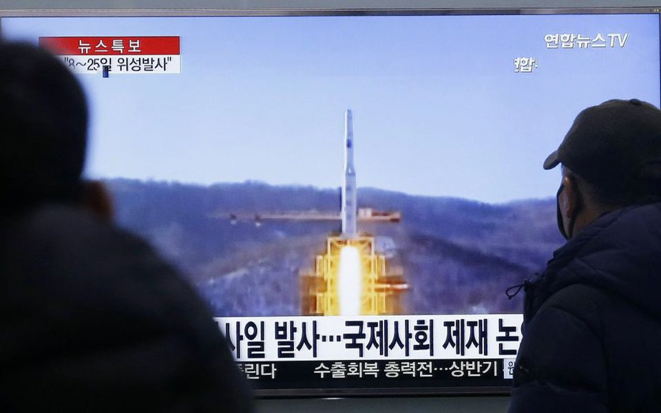 Coreia do Norte lançou nessa quarta-feira (5),do litoral oriental, um míssil balístico que percorreu cerca de 60 quilômetros em direção ao Mar do Leste (Mar do Japão), segundo confirmou à Agência EFE um porta-voz do Ministério da Defesa sul-coreano; míssil alcançou altura máxima aproximada de 189 quilômetros (km), segundo Seul; lançamento foi feito em terra, descartando a possibilidade de que tivesse sido disparado a partir de um submarino, como habitualmente o regime de Pyongyang faz na região de Sinpo, onde fica seu principal centro de desenvolvimento para esse tipo de projétil (Foto: Aquiles Lins) Coreia do Norte lançou nessa quarta-feira (5),do litoral oriental, um míssil balístico que percorreu cerca de 60 quilômetros em direção ao Mar do Leste (Mar do Japão), segundo confirmou à Agência EFE um porta-voz do Ministério da Defesa sul-coreano; míssil alcançou altura máxima aproximada de 189 quilômetros (km), segundo Seul; lançamento foi feito em terra, descartando a possibilidade de que tivesse sido disparado a partir de um submarino, como habitualmente o regime de Pyongyang faz na região de Sinpo, onde fica seu principal centro de desenvolvimento para esse tipo de projétil