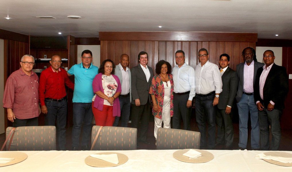 O governador Rui Costa (PT) se reuniu ontem (19) num almoço com os 11 vereadores da bancada de oposição ao prefeito ACM Neto (DEM) na Câmara Municipal de Salvador, e destacou o diálogo e a interação do Executivo estadual com o Legislativo soteropolitano; em seu perfil no Twitter, Rui registrou o momento, o qual classificou como produtivo; "Temos feito muito em nossa capital e o diálogo com os representantes da população dão mais entusiasmo e assertividade em priorizar o que Salvador mais precisa", escreveu, e logo em seguida acrescentou que "o desenvolvimento do nosso estado também passa pela atuação dos vereadores em cada cidade baiana. O debate com eles deve ser permanente" (Foto: Romulo Faro) O governador Rui Costa (PT) se reuniu ontem (19) num almoço com os 11 vereadores da bancada de oposição ao prefeito ACM Neto (DEM) na Câmara Municipal de Salvador, e destacou o diálogo e a interação do Executivo estadual com o Legislativo soteropolitano; em seu perfil no Twitter, Rui registrou o momento, o qual classificou como produtivo; "Temos feito muito em nossa capital e o diálogo com os representantes da população dão mais entusiasmo e assertividade em priorizar o que Salvador mais precisa", escreveu, e logo em seguida acrescentou que "o desenvolvimento do nosso estado também passa pela atuação dos vereadores em cada cidade baiana. O debate com eles deve ser permanente"