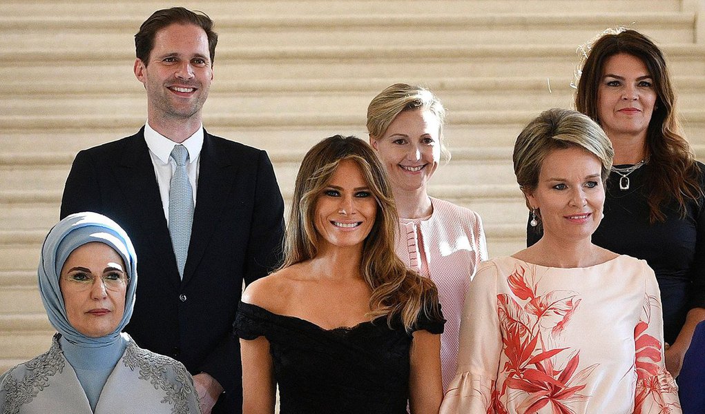 Foto de "primeiro-marido" de Luxemburgo, Gauthier Destenay, junto às primeiras-damas da Otan faz sucesso na Internet; muitos consideram que a foto, simbólica, passa forte mensagem contra a homofobia (Foto: Charles Nisz) Foto de "primeiro-marido" de Luxemburgo, Gauthier Destenay, junto às primeiras-damas da Otan faz sucesso na Internet; muitos consideram que a foto, simbólica, passa forte mensagem contra a homofobia