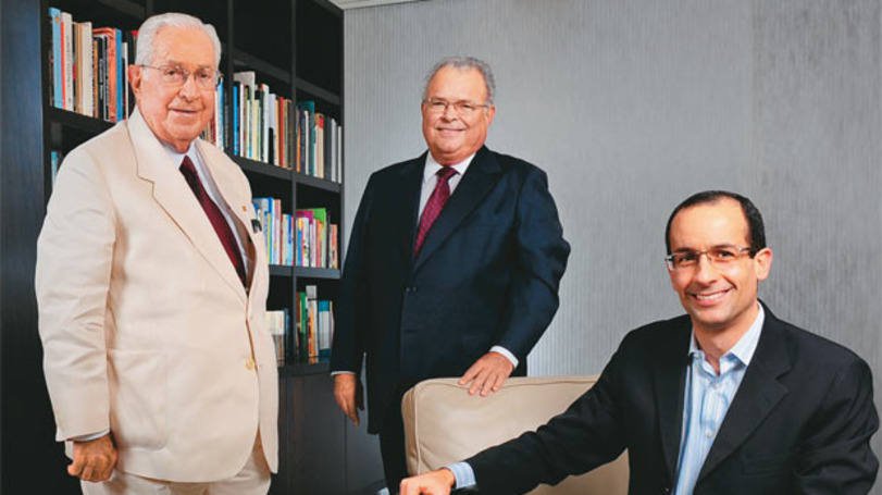 Ambos não estão “arrependidos” de suas confissões. Querem criar uma comoção social para desviar a atenção da gravidade dos seus malfeitos. Para tanto, fazem bom uso do poder midiático que os atores parlamentares ou judiciais – igualmente “atores”, no sentido próprio do termo – lhes proporcionam no teatro farsesco. É tudo farinha do mesmo saco. Jefferson e Odebrecht são delinquentes que se gabam da sua “coragem”. Querem passar de gatunos a heróis, às custas da estabilidade política e econômica do país e com a preciosa ajuda da mídia comercial (Foto: Eugênio Aragão) Ambos não estão “arrependidos” de suas confissões. Querem criar uma comoção social para desviar a atenção da gravidade dos seus malfeitos. Para tanto, fazem bom uso do poder midiático que os atores parlamentares ou judiciais – igualmente “atores”, no sentido próprio do termo – lhes proporcionam no teatro farsesco. É tudo farinha do mesmo saco. Jefferson e Odebrecht são delinquentes que se gabam da sua “coragem”. Querem passar de gatunos a heróis, às custas da estabilidade política e econômica do país e com a preciosa ajuda da mídia comercial