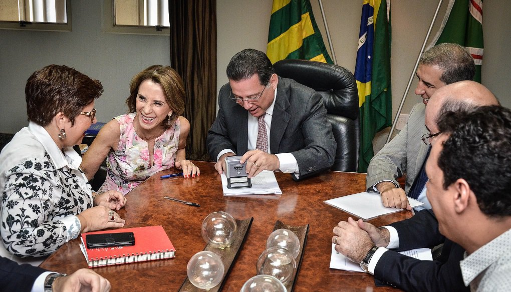 Em reunião de trabalho com a Secretaria de Educação, a equipe econômica e o Sindicato dos Trabalhadores na Educação do Estado (Sintego), o governador Marconi Perillo anunciou nesta segunda-feira (24) uma série de benefícios para os servidores técnico-administrativos e professores da rede estadual de ensino; entre eles estão a criação de vale-alimentação de R$ 500 mensais e aumentos salarias de 7,64% para todos os professores efetivos, de 21% para os servidores técnico-administrativos e de 34% para os temporários; Marconi anunciou ainda a realização de novo concurso público para a contratação de 900 professores e 100 servidores técnico-administrativos (Foto: José Barbacena) Em reunião de trabalho com a Secretaria de Educação, a equipe econômica e o Sindicato dos Trabalhadores na Educação do Estado (Sintego), o governador Marconi Perillo anunciou nesta segunda-feira (24) uma série de benefícios para os servidores técnico-administrativos e professores da rede estadual de ensino; entre eles estão a criação de vale-alimentação de R$ 500 mensais e aumentos salarias de 7,64% para todos os professores efetivos, de 21% para os servidores técnico-administrativos e de 34% para os temporários; Marconi anunciou ainda a realização de novo concurso público para a contratação de 900 professores e 100 servidores técnico-administrativos