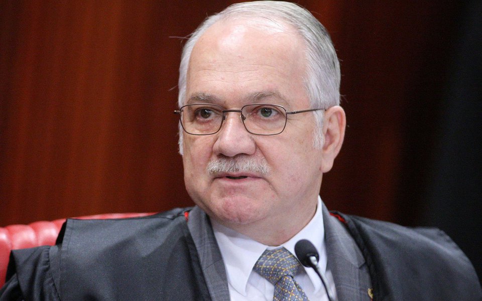 Advogados de investigados dos inquéritos abertos recentemente no Supremo Tribunal Federal (STF) a partir das delações de executivos da Odebrecht querem pedir a mudança do caso das mãos do relator da operação Lava Jato na corte, ministro Edson Fachin; alegação dos defensores é que nem todos os 76 inquéritos abertos no STF referem-se a fatos ligados ao que motivou originalmente a operação, isto é, desvio de recursos e esquema de corrupção na Petrobras (Foto: Aquiles Lins) Advogados de investigados dos inquéritos abertos recentemente no Supremo Tribunal Federal (STF) a partir das delações de executivos da Odebrecht querem pedir a mudança do caso das mãos do relator da operação Lava Jato na corte, ministro Edson Fachin; alegação dos defensores é que nem todos os 76 inquéritos abertos no STF referem-se a fatos ligados ao que motivou originalmente a operação, isto é, desvio de recursos e esquema de corrupção na Petrobras