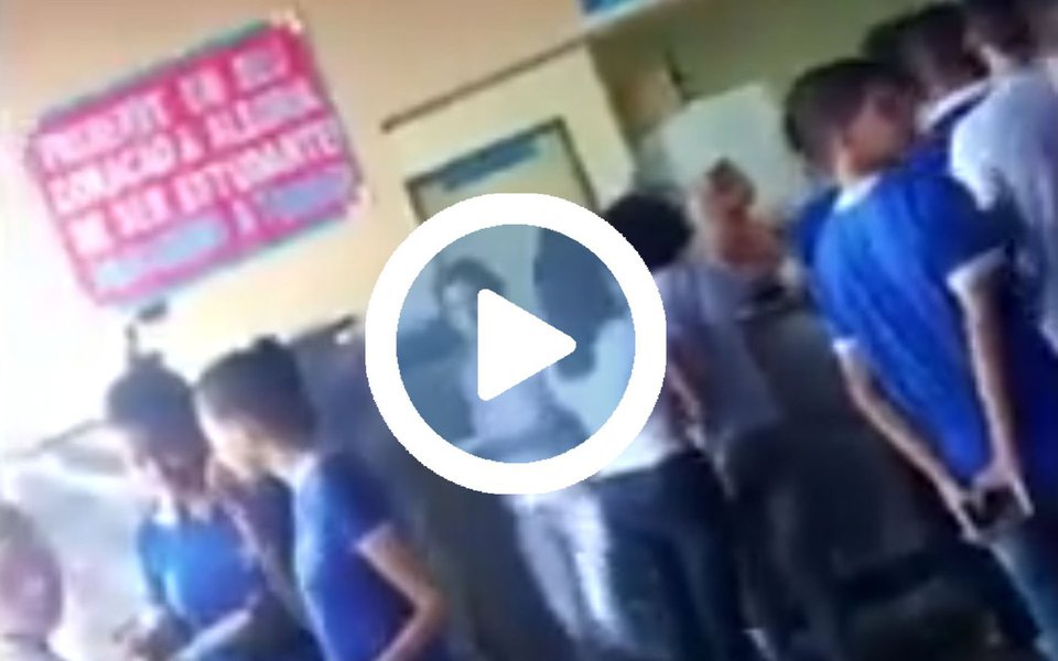 Alunos de um colégio situado no município de Boca da Mata, no Leste de Alagoas, fazem, servem a própria merenda na cantina e ainda lavam os pratos; desde o início deste ano a escola não dispõe de merendeiras nem de funcionários para serviços gerais; veja vídeo (Foto: Voney Malta) Alunos de um colégio situado no município de Boca da Mata, no Leste de Alagoas, fazem, servem a própria merenda na cantina e ainda lavam os pratos; desde o início deste ano a escola não dispõe de merendeiras nem de funcionários para serviços gerais; veja vídeo