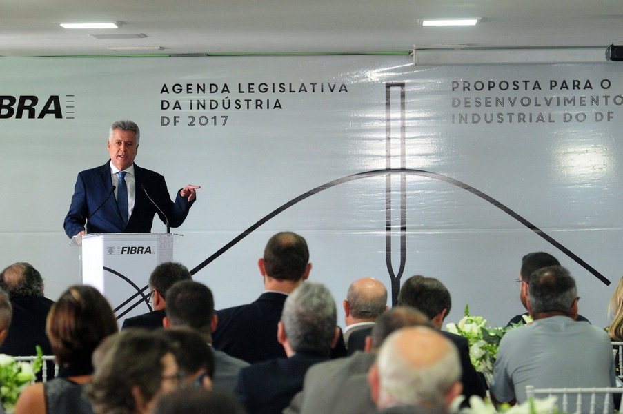 O governador do Distrito Federal, Rodrigo Rollemberg, anunciou que o executivo enviará à Câmara Legislativa proposta de redução de 5% no diferencial de alíquota sobre insumos para produção industrial de empresas que usam o Simples Nacional; de acordo com o governador, o projeto acompanhará outros que vão impactar as atividades do setor produtivo (Foto: Leonardo Lucena) O governador do Distrito Federal, Rodrigo Rollemberg, anunciou que o executivo enviará à Câmara Legislativa proposta de redução de 5% no diferencial de alíquota sobre insumos para produção industrial de empresas que usam o Simples Nacional; de acordo com o governador, o projeto acompanhará outros que vão impactar as atividades do setor produtivo