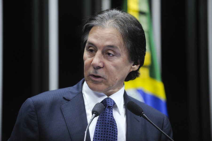 Favorito para substituir Renan Calheiros (PMDB-AL) na presidência do Senado, o senador Eunício Oliveira (PMDB-CE) controla empresas que têm contratos de R$ 703 milhões com bancos controlados pela União; por meio da Confederal e a Corpvs, que prestam serviços de vigilância, limpeza e transporte de valores, Eunício tem contrato com o Banco do Brasil, no valor de R$ 542,8 milhões por serviços contratados em dez Estados e no DF, entre 2015 e 2019; a Caixa, que tem parte da cúpula loteada pelo PMDB, vai desembolsar outros R$ 147 milhões entre 2011 e 2019; além do Banco Central fechou outro contrato, de R$ 14 milhões, entre 2014 e 2017; Odebrecht acusa Eunício de receber R$ 2 milhões para ajudar na aprovação de uma Medida Provisória (Foto: Aquiles Lins) Favorito para substituir Renan Calheiros (PMDB-AL) na presidência do Senado, o senador Eunício Oliveira (PMDB-CE) controla empresas que têm contratos de R$ 703 milhões com bancos controlados pela União; por meio da Confederal e a Corpvs, que prestam serviços de vigilância, limpeza e transporte de valores, Eunício tem contrato com o Banco do Brasil, no valor de R$ 542,8 milhões por serviços contratados em dez Estados e no DF, entre 2015 e 2019; a Caixa, que tem parte da cúpula loteada pelo PMDB, vai desembolsar outros R$ 147 milhões entre 2011 e 2019; além do Banco Central fechou outro contrato, de R$ 14 milhões, entre 2014 e 2017; Odebrecht acusa Eunício de receber R$ 2 milhões para ajudar na aprovação de uma Medida Provisória