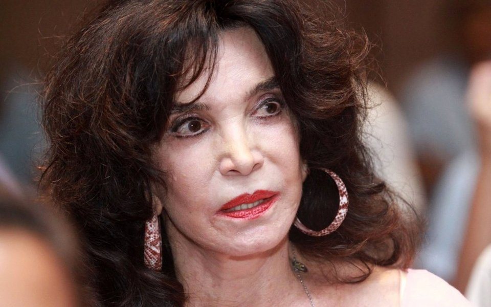 Aos 82 anos, a atriz Lady Francisco revelou ao Blog do Paulo Sampaio que foi estuprada por um diretor da TV Globo há quase 50 anos. Lady já havia contado, em outras ocasiões, que sofreu dois estupros, mas só agora revelou que o agressor, em um deles, era um diretor que trabalhava e ainda trabalha na Globo; atriz contou que não denunciou o diretor na época pois ninguém acreditaria nela mas que, se fosse nos dias de hoje, faria o mesmo que a figurinista que denunciou José Mayer; "Faria a mesma coisa que ela. E pegaria um megafone pra todo mundo saber. Acho até que ela demorou" (Foto: Aquiles Lins) Aos 82 anos, a atriz Lady Francisco revelou ao Blog do Paulo Sampaio que foi estuprada por um diretor da TV Globo há quase 50 anos. Lady já havia contado, em outras ocasiões, que sofreu dois estupros, mas só agora revelou que o agressor, em um deles, era um diretor que trabalhava e ainda trabalha na Globo; atriz contou que não denunciou o diretor na época pois ninguém acreditaria nela mas que, se fosse nos dias de hoje, faria o mesmo que a figurinista que denunciou José Mayer; "Faria a mesma coisa que ela. E pegaria um megafone pra todo mundo saber. Acho até que ela demorou"