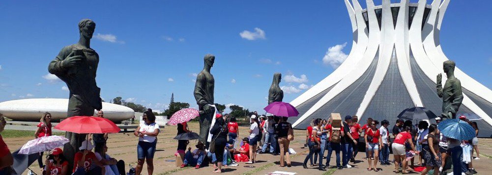 Professores do Distrito Federal decidiram encerrar a greve iniciada no dia 15 de março; as aulas devem ser retomadas na próxima segunda-feira (17), após o feriado de Páscoa, de acordo com a categoria (Foto: Leonardo Lucena) Professores do Distrito Federal decidiram encerrar a greve iniciada no dia 15 de março; as aulas devem ser retomadas na próxima segunda-feira (17), após o feriado de Páscoa, de acordo com a categoria