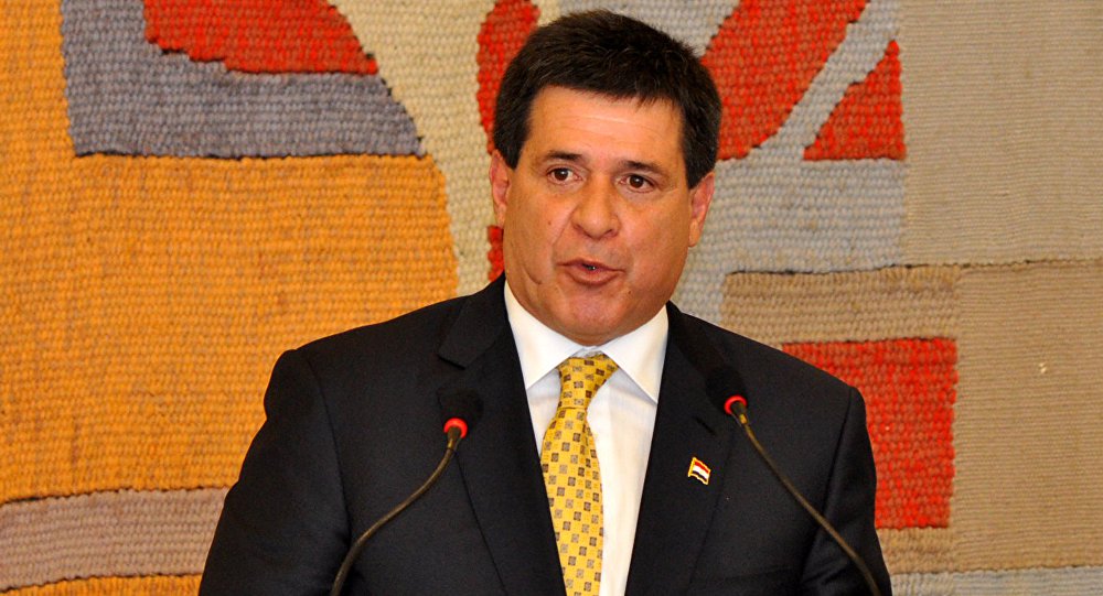Horacio Cartes, pediu à população para manter a calma, após tumultos e incêndio no Congresso Nacional; "Tendo em vista as ações de vandalismo, realizadas nas últimas horas contra a sede do Congresso Nacional, peço aos cidadãos para manter a calma e que não de deixem levar por aqueles que há meses vem anunciando a violência e o derramamento de sangue", disse Cartes em um comunicado na sua conta no Twitter; segundo o presidente, "a democracia não pode ser conquistada e defendida com violência" (Foto: Aquiles Lins) Horacio Cartes, pediu à população para manter a calma, após tumultos e incêndio no Congresso Nacional; "Tendo em vista as ações de vandalismo, realizadas nas últimas horas contra a sede do Congresso Nacional, peço aos cidadãos para manter a calma e que não de deixem levar por aqueles que há meses vem anunciando a violência e o derramamento de sangue", disse Cartes em um comunicado na sua conta no Twitter; segundo o presidente, "a democracia não pode ser conquistada e defendida com violência"