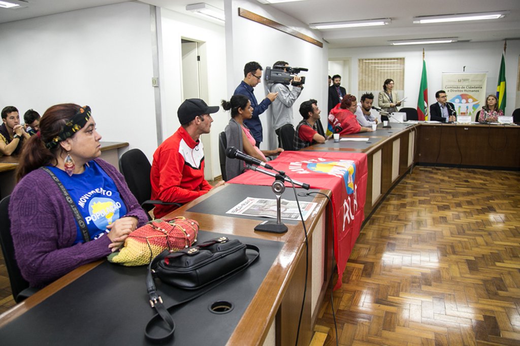 Pessoas em situação de rua e movimentos participam da Audiência Pública - O Impacto da implementação do Plano Nacional de Segurança Pública no Rio Grande do Sul, para falar sobre o extermínio da população de rua.. Foto: Maia Rubim/Sul21 (Foto: Leonardo Lucena) Pessoas em situação de rua e movimentos participam da Audiência Pública - O Impacto da implementação do Plano Nacional de Segurança Pública no Rio Grande do Sul, para falar sobre o extermínio da população de rua.. Foto: Maia Rubim/Sul21