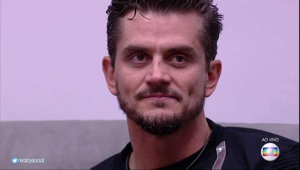 Após a repercussão de uma briga com a namorada Emily dentro da casa do Big Brother Brasil, em que o cirurgião plástico Marcos Harter a segurou com força e colocou o dedo em seu rosto, na madrugada de sábado para domingo, o participante foi expulso da casa na noite desta segunda e deverá depor nesta quarta-feira 12 na Delegacia Especial de Atendimento à Mulher (Deam) de Jacarepaguá; se condenado, pode pegar de um a três anos de prisão por violência doméstica (Foto: Gisele Federicce) Após a repercussão de uma briga com a namorada Emily dentro da casa do Big Brother Brasil, em que o cirurgião plástico Marcos Harter a segurou com força e colocou o dedo em seu rosto, na madrugada de sábado para domingo, o participante foi expulso da casa na noite desta segunda e deverá depor nesta quarta-feira 12 na Delegacia Especial de Atendimento à Mulher (Deam) de Jacarepaguá; se condenado, pode pegar de um a três anos de prisão por violência doméstica