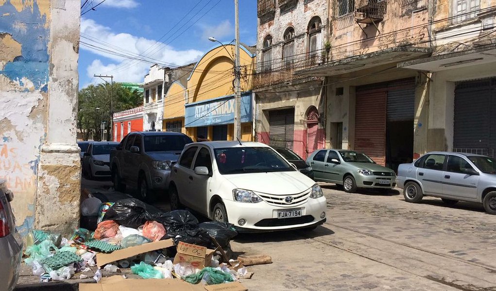 Reivindicando melhores condições de trabalho, os garis, responsáveis pelo recolhimento de lixo no Recife, decidiram parar suas atividades; apesar de a Justiça do Trabalho ter decidido, na noite de sexta-feira (7), que 50% dos funcionários retornassem ao trabalho, a paralisação foi mantida; justificativa das lideranças do movimento é de que não foram notificados (Foto: Voney Malta) Reivindicando melhores condições de trabalho, os garis, responsáveis pelo recolhimento de lixo no Recife, decidiram parar suas atividades; apesar de a Justiça do Trabalho ter decidido, na noite de sexta-feira (7), que 50% dos funcionários retornassem ao trabalho, a paralisação foi mantida; justificativa das lideranças do movimento é de que não foram notificados