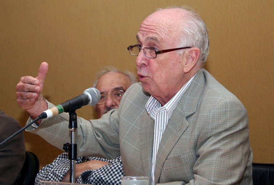 O economista e ex-ministro da Fazenda Luiz Carlos Bresser-Pereira criticou a proposta de reforma política em tramitação no Congresso que cria o voto em lista fechada; "A ideia da lista fechada foi lembrada e está sendo condenada porque salvará uma parte dos políticos. Não é assim que se melhoram as instituições de um país. Já está claro para todos que, sem terem suas reeleições ameaçadas, os deputados e senadores não fazem a reforma necessária", afirmou; Bresser-Pereira defende o sistema distrital misto, adotado na Alemanha, que combina o voto distrital com o voto na lista fechada dos partidos (Foto: Aquiles Lins) O economista e ex-ministro da Fazenda Luiz Carlos Bresser-Pereira criticou a proposta de reforma política em tramitação no Congresso que cria o voto em lista fechada; "A ideia da lista fechada foi lembrada e está sendo condenada porque salvará uma parte dos políticos. Não é assim que se melhoram as instituições de um país. Já está claro para todos que, sem terem suas reeleições ameaçadas, os deputados e senadores não fazem a reforma necessária", afirmou; Bresser-Pereira defende o sistema distrital misto, adotado na Alemanha, que combina o voto distrital com o voto na lista fechada dos partidos