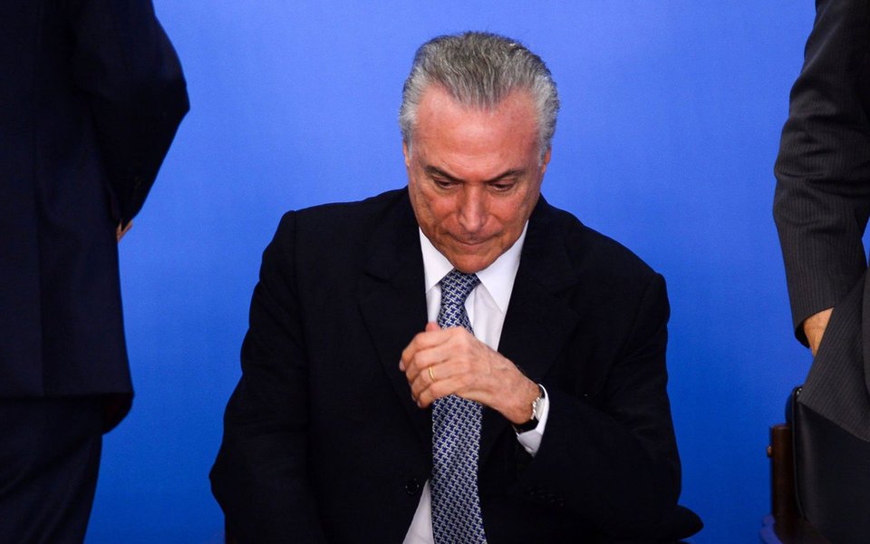 Michel Temer advertiu que quem votar contra a reforma da Previdência estará votando contra o governo; ameça de traduz no corte de cargos e dificultação para liberação de recursos; "Funcionará? Com o Congresso que aí está, não se pode dizer que não fará efeito, mas está longe de ser o suficiente, neste momento, para reverter a 'onda' antirreforma que se formou", diz Fernando Brito, do Tijolaço (Foto: Aquiles Lins) Michel Temer advertiu que quem votar contra a reforma da Previdência estará votando contra o governo; ameça de traduz no corte de cargos e dificultação para liberação de recursos; "Funcionará? Com o Congresso que aí está, não se pode dizer que não fará efeito, mas está longe de ser o suficiente, neste momento, para reverter a 'onda' antirreforma que se formou", diz Fernando Brito, do Tijolaço