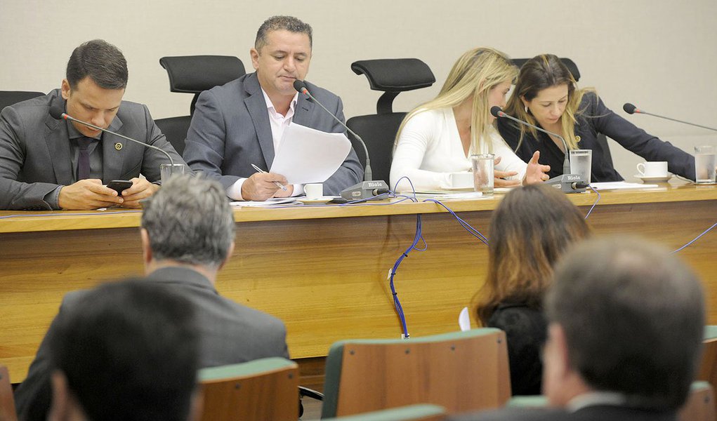 A Comissão de Constituição e Justiça (CCJ) da Câmara Legislativa do Distrito Federal aprovou, por unanimidade, um substitutivo à Proposta de Emenda à Lei Orgânica (PELO 67/2017), de autoria do Poder Executivo, que restringe supersalários nas empresas públicas e sociedades de economia mista; as instituições terão 90 dias para regulamentar a aplicação do teto constitucional, que hoje equivale ao salário de um desembargador, R$ 30.471,11 (Foto: Leonardo Lucena) A Comissão de Constituição e Justiça (CCJ) da Câmara Legislativa do Distrito Federal aprovou, por unanimidade, um substitutivo à Proposta de Emenda à Lei Orgânica (PELO 67/2017), de autoria do Poder Executivo, que restringe supersalários nas empresas públicas e sociedades de economia mista; as instituições terão 90 dias para regulamentar a aplicação do teto constitucional, que hoje equivale ao salário de um desembargador, R$ 30.471,11