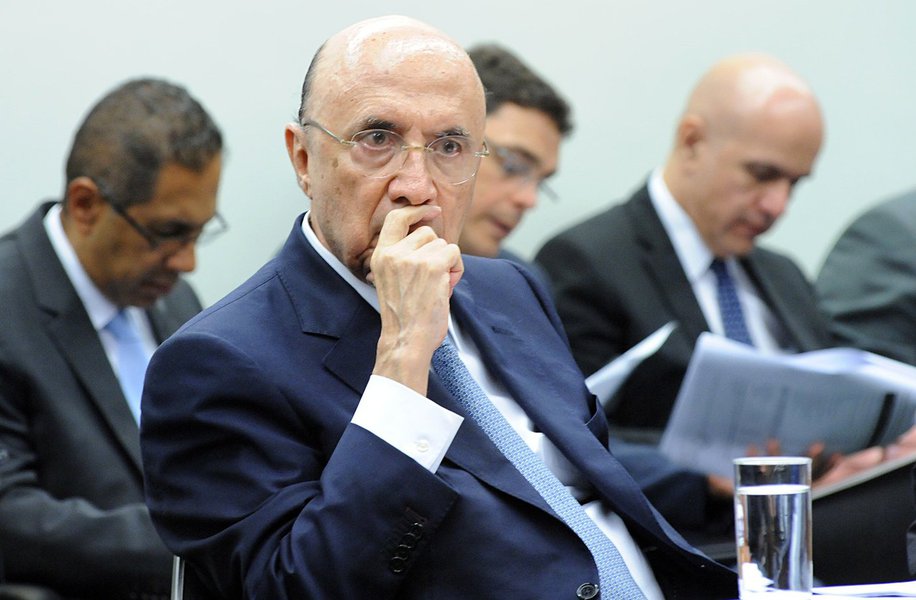É fácil manipular dados e esconder outros para desenhar um futuro desastroso. E o Governo Temer sabe muito bem disso. Nas últimas semanas, na Comissão Especial que analisa a Reforma da Previdência, prevaleceu o sofisma governista para mostrar a reforma como solução à crise (Foto: Jandira Feghali) É fácil manipular dados e esconder outros para desenhar um futuro desastroso. E o Governo Temer sabe muito bem disso. Nas últimas semanas, na Comissão Especial que analisa a Reforma da Previdência, prevaleceu o sofisma governista para mostrar a reforma como solução à crise