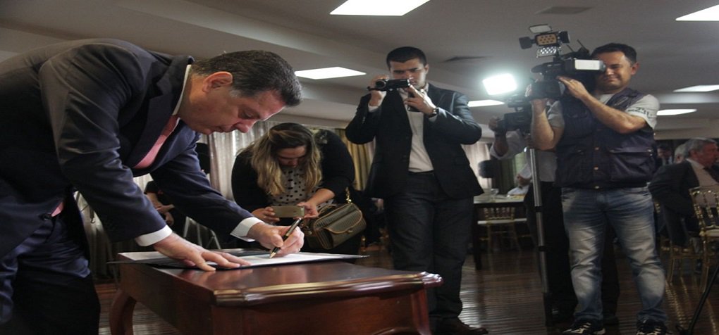Ao dar posse hoje aos novos integrantes do Conselho de Desenvolvimento do Estado (CDE), o governador Marconi Perillo anunciou previsão recorde do Fundo Constitucional do Centro-Oeste (FCO) para este ano: R$ 3 bilhões de investimentos na economia goiana; destacou a atuação do Banco do Brasil, instituição que, segundo ele, tem sido decisiva no fomento da economia goiana; “Todo trabalho que nós desenvolvemos tem como objetivo exportar mais, produzir mais, agregar valor às cadeias produtivas. Tem como objetivo dinamizar a economia, trazer qualidade de vida, desenvolvimento. Mas o resultado que todos nós esperamos é que esse trabalho, esse esforço coletivo nosso resulte em empregos”, afirmou o governador (Foto: José Barbacena) Ao dar posse hoje aos novos integrantes do Conselho de Desenvolvimento do Estado (CDE), o governador Marconi Perillo anunciou previsão recorde do Fundo Constitucional do Centro-Oeste (FCO) para este ano: R$ 3 bilhões de investimentos na economia goiana; destacou a atuação do Banco do Brasil, instituição que, segundo ele, tem sido decisiva no fomento da economia goiana; “Todo trabalho que nós desenvolvemos tem como objetivo exportar mais, produzir mais, agregar valor às cadeias produtivas. Tem como objetivo dinamizar a economia, trazer qualidade de vida, desenvolvimento. Mas o resultado que todos nós esperamos é que esse trabalho, esse esforço coletivo nosso resulte em empregos”, afirmou o governador