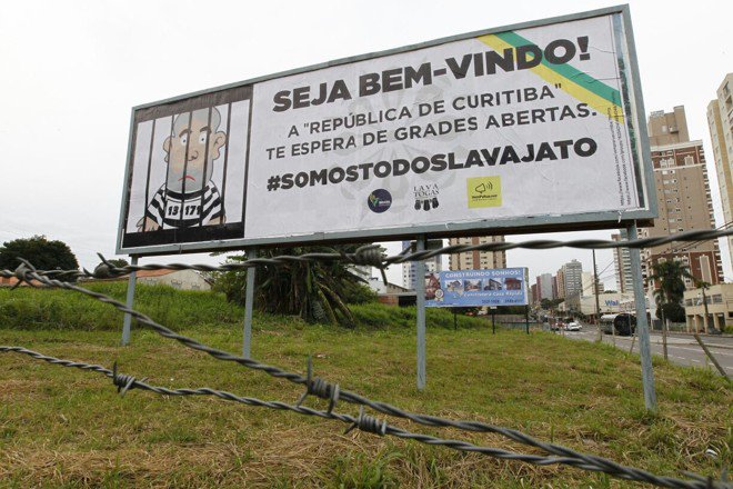 Tudo que os fascistas querem é que os simpatizantes de Lula cometam qualquer excesso, desobedeçam qualquer determinação judicial, enfim, deem motivos para medidas arbitrárias que a notória polícia militar local é useira e vezeira em utilizar. O ato em favor de Lula deve ser um ato solene e marcado pela sobriedade e pela serenidade. O respeito ao patrimônio público e privado é essencial para que se possa atingir o objetivo desse ato (Foto: Eduardo Guimarães) Tudo que os fascistas querem é que os simpatizantes de Lula cometam qualquer excesso, desobedeçam qualquer determinação judicial, enfim, deem motivos para medidas arbitrárias que a notória polícia militar local é useira e vezeira em utilizar. O ato em favor de Lula deve ser um ato solene e marcado pela sobriedade e pela serenidade. O respeito ao patrimônio público e privado é essencial para que se possa atingir o objetivo desse ato