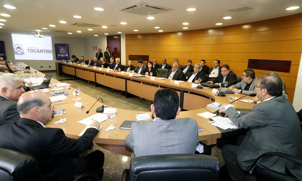 O governador do Tocantins, Marcelo Miranda, reuniu a sua equipe de secretários, durante reunião no Palácio Araguaia; o encontro durou 15 horas e serviu para que os titulares dos órgãos compartilhassem as ações realizadas; reforço à contenção de despesas e mais racionalidade no uso dos recursos também deram o tom ao encontro; “Um dia dedicado especialmente para que as ações de cada pasta fossem compartilhadas, e, principalmente, para a apresentação de resultados. Esse encontro é mais uma demonstração de que o nosso governo está no caminho certo, tem unidade e, a cada dia, mostra-se mais fortalecido”, avaliou (Foto: Leonardo Lucena) O governador do Tocantins, Marcelo Miranda, reuniu a sua equipe de secretários, durante reunião no Palácio Araguaia; o encontro durou 15 horas e serviu para que os titulares dos órgãos compartilhassem as ações realizadas; reforço à contenção de despesas e mais racionalidade no uso dos recursos também deram o tom ao encontro; “Um dia dedicado especialmente para que as ações de cada pasta fossem compartilhadas, e, principalmente, para a apresentação de resultados. Esse encontro é mais uma demonstração de que o nosso governo está no caminho certo, tem unidade e, a cada dia, mostra-se mais fortalecido”, avaliou