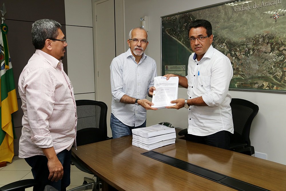 O prefeito Edvaldo Nogueira recebeu, na manhã desta segunda-feira, do presidente interino da Empresa Municipal de Serviços Urbanos (Emsurb), Luiz Roberto Dantas, toda a documentação referente ao processo de contratação emergencial dos serviços de limpeza urbana de Aracaju; documentos serão levados ao Tribunal de Contas do Estado, para ser entregue ao conselheiro Ulices Andrade, e ao Ministério Público Estadual, onde será apresentado ao procurador-geral de Justiça Rony Almeida (Foto: José Barbacena) O prefeito Edvaldo Nogueira recebeu, na manhã desta segunda-feira, do presidente interino da Empresa Municipal de Serviços Urbanos (Emsurb), Luiz Roberto Dantas, toda a documentação referente ao processo de contratação emergencial dos serviços de limpeza urbana de Aracaju; documentos serão levados ao Tribunal de Contas do Estado, para ser entregue ao conselheiro Ulices Andrade, e ao Ministério Público Estadual, onde será apresentado ao procurador-geral de Justiça Rony Almeida