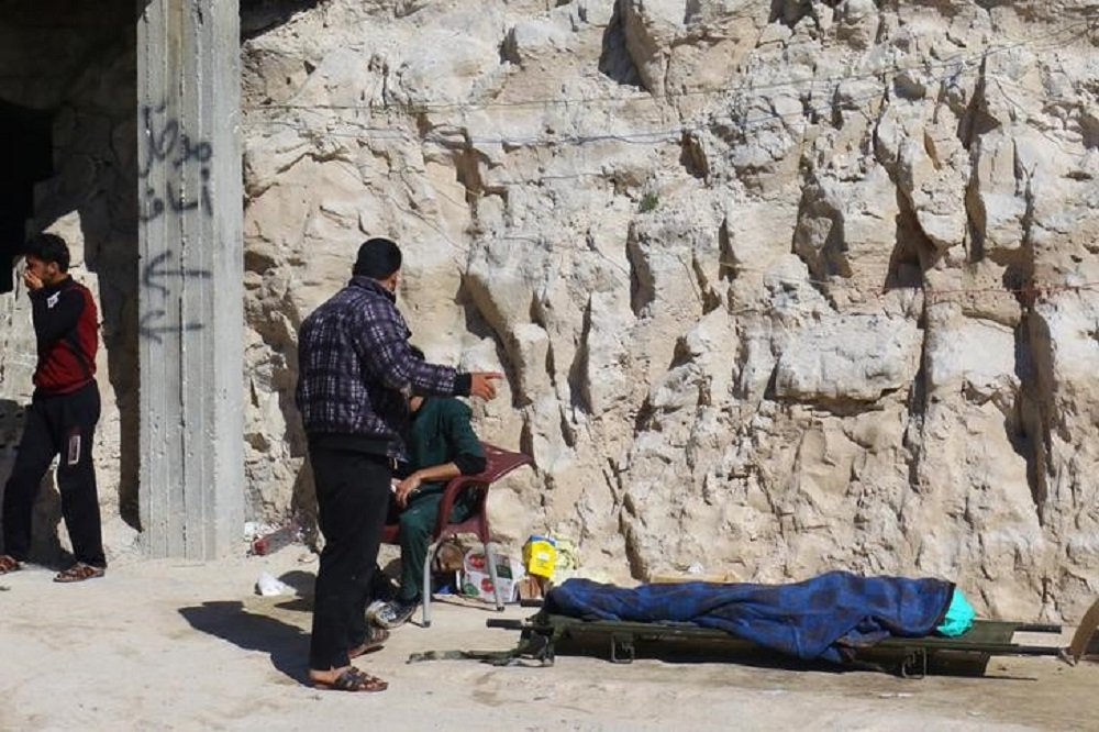 Pessoas perto de corpo após suposto ataque químico em Khan Sheikhoun 4/4/2017 REUTERS/Ammar Abdullah (Foto: Gisele Federicce) Pessoas perto de corpo após suposto ataque químico em Khan Sheikhoun 4/4/2017 REUTERS/Ammar Abdullah