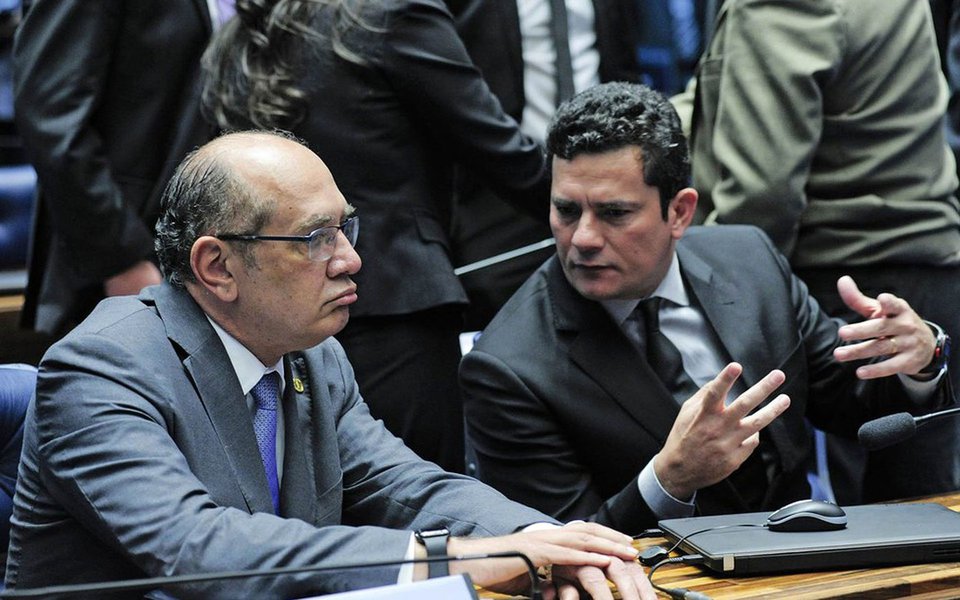 Ministro do Supremo Tribunal Federal Gilmar Mendes rebateu as críticas sobre a morosidade da Corte e afirmou que "o Judiciário brasileiro de primeira instância não é a 13ª vara de Curitiba"; "Curitiba não é o padrão. E nem é o padrão da Justiça federal. O Moro está trabalhando sob condições especialíssimas, só faz isso", destacou, em referência à Operação Lava Jato; segundo o ministro, é "irresponsável" comparar a atuação da vara federal de Curitiba com o STF; "O elogio vai para o tribunal federal do Paraná que deu a ele condições para que ele ficasse só fazendo isso. Não é o caso de todos os juízes que têm competências mais diversas" (Foto: Paulo Emílio) Ministro do Supremo Tribunal Federal Gilmar Mendes rebateu as críticas sobre a morosidade da Corte e afirmou que "o Judiciário brasileiro de primeira instância não é a 13ª vara de Curitiba"; "Curitiba não é o padrão. E nem é o padrão da Justiça federal. O Moro está trabalhando sob condições especialíssimas, só faz isso", destacou, em referência à Operação Lava Jato; segundo o ministro, é "irresponsável" comparar a atuação da vara federal de Curitiba com o STF; "O elogio vai para o tribunal federal do Paraná que deu a ele condições para que ele ficasse só fazendo isso. Não é o caso de todos os juízes que têm competências mais diversas"